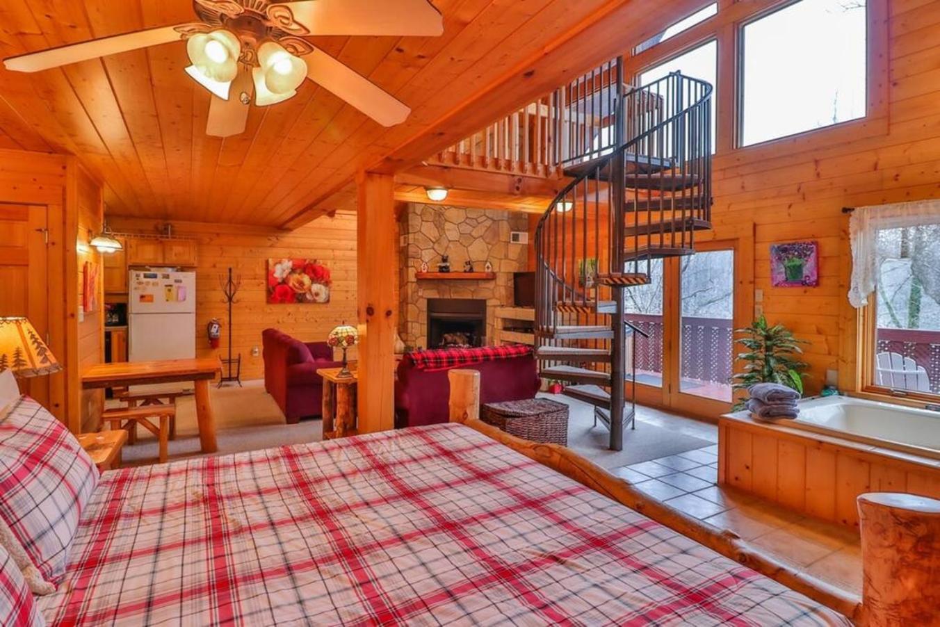Romantic, Honeymoon Cabin In The Smokies! جاتلينبرج المظهر الخارجي الصورة
